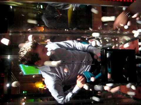 Didier op krukken in ballenbak Holland Casino, Spelen voor Sponsors 2009 BC Smash