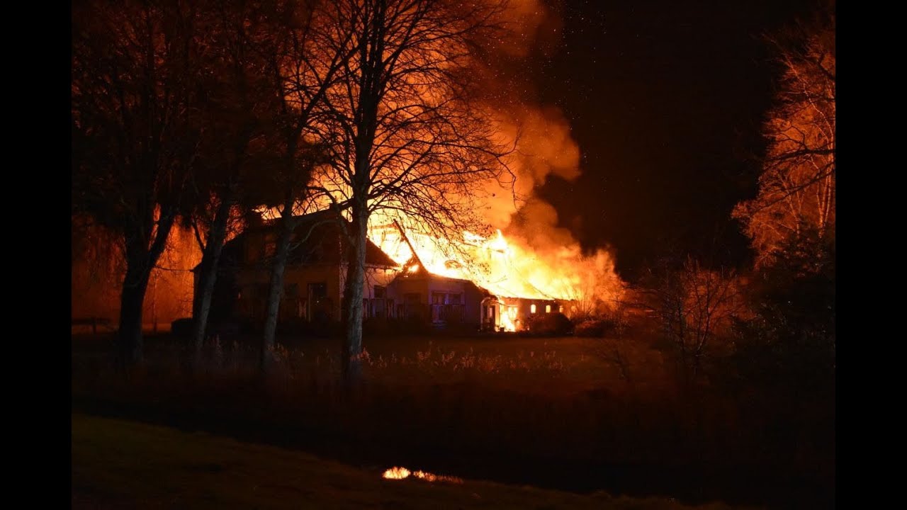 Grote uitslaande brand bij boerderij in Groningen