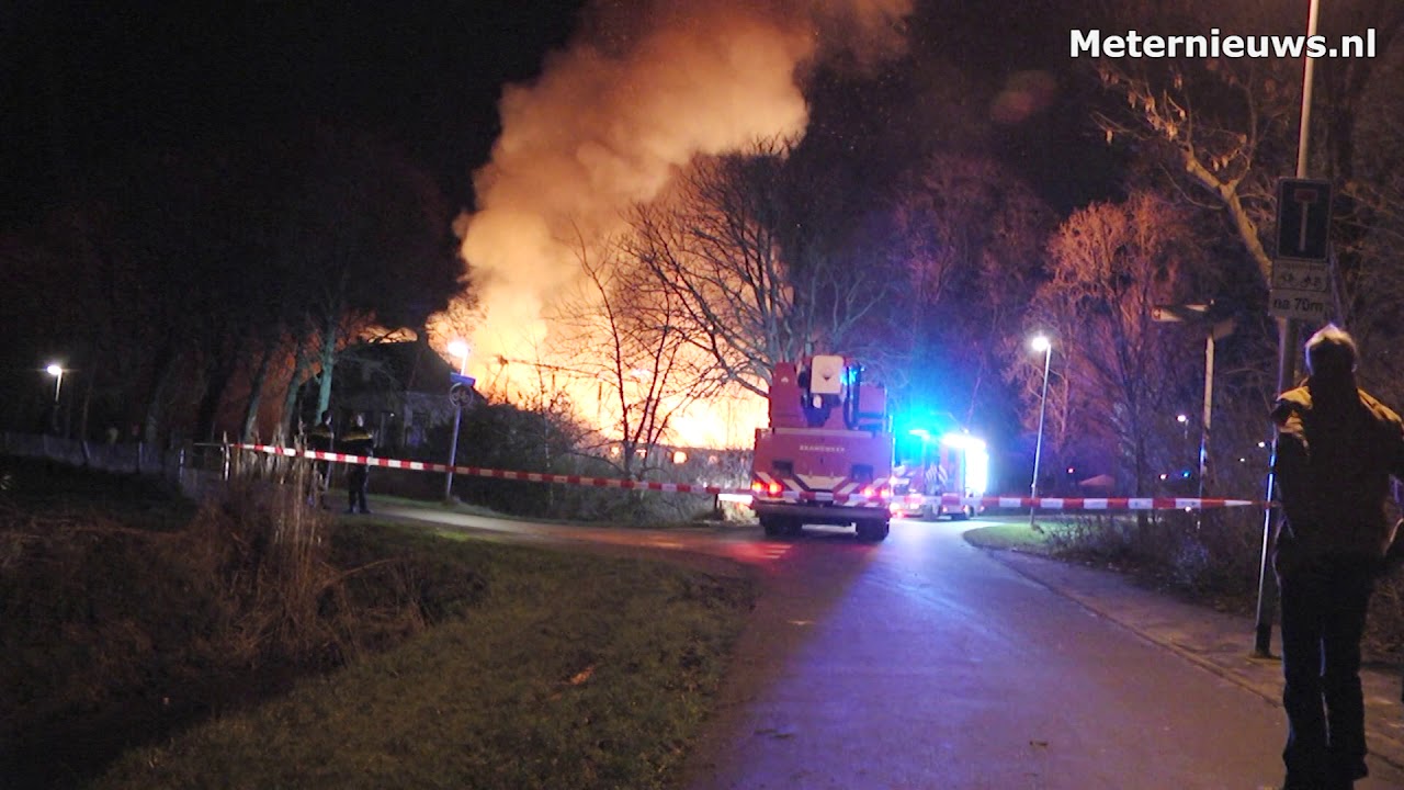 Paarden en bewoners in veiligheid na grote brand monumentale boerderij in Groningen