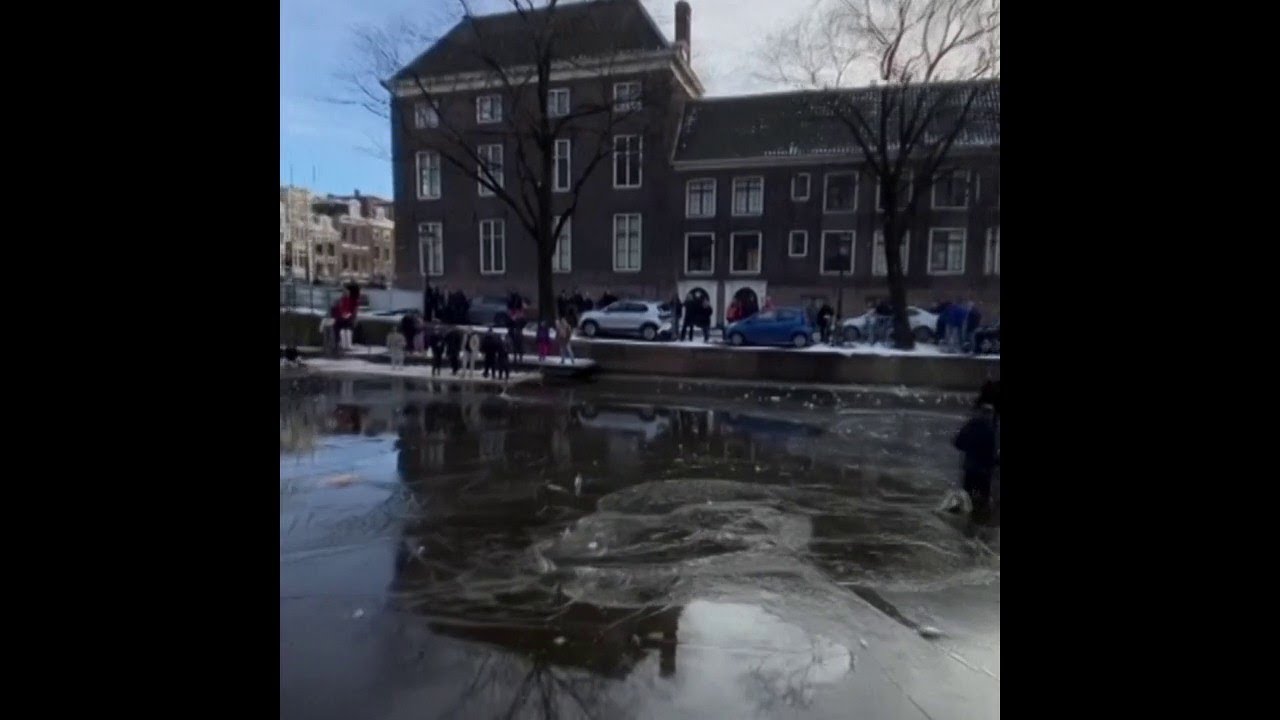 Angustioso rescate en los canales de Amsterdam
