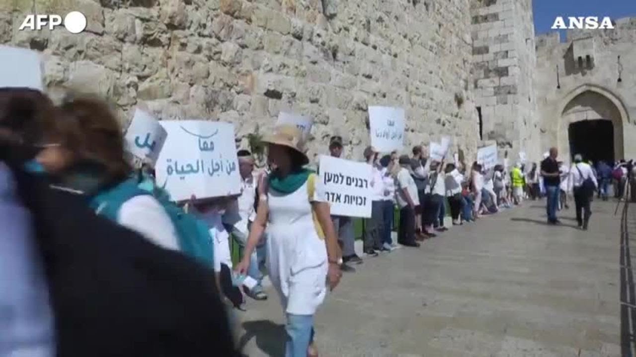 Gerusalemme, flash-mob pacifista lungo le mura della Citta' vecchia